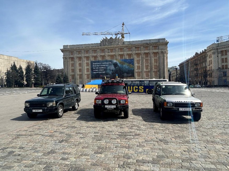 Drie gedoneerde landrovers in Kharkiv