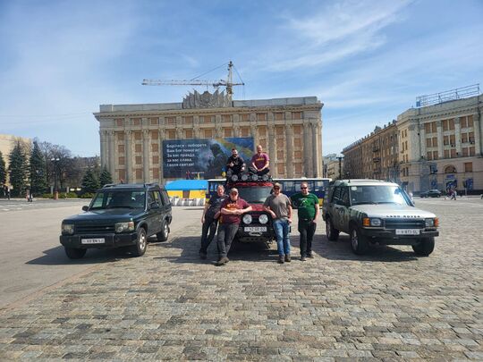 Auto's met hulpgoederen in Kharkiv.