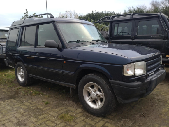 Twee Land Rovers klaar voor vertrek naar Oekraïne.