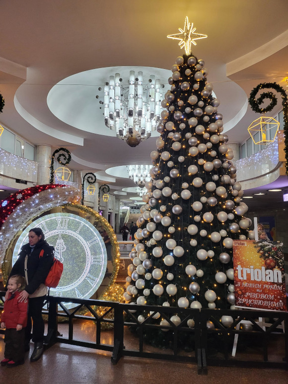 Versierde kerstboom in een metrostation van Kharkiv.