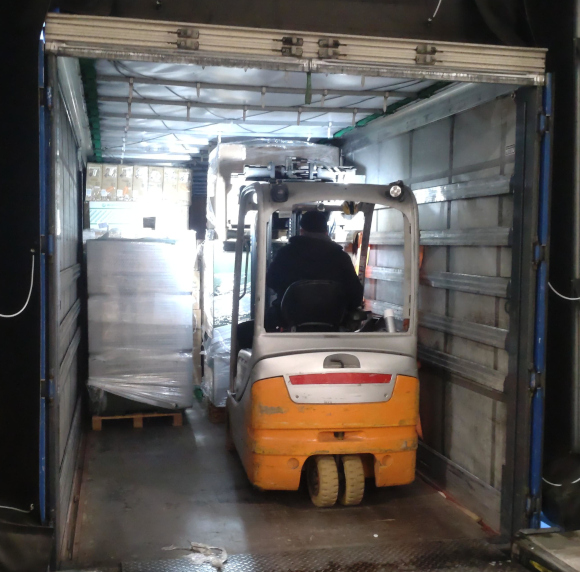 Een vrachtwagen wordt geladen met gedoneerde ICT-apparatuur.