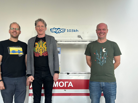 Ron en Niels overhandigen de schuifdeur van een beschadigde ambulance aan Ruben van Almeva.
