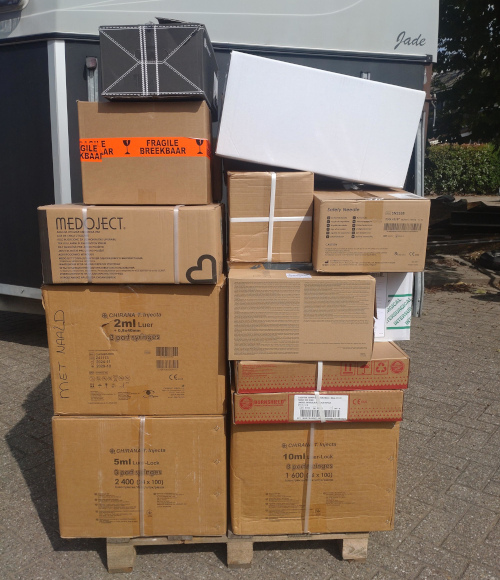 Pallets met medische hulpmiddelen klaar voor transport.