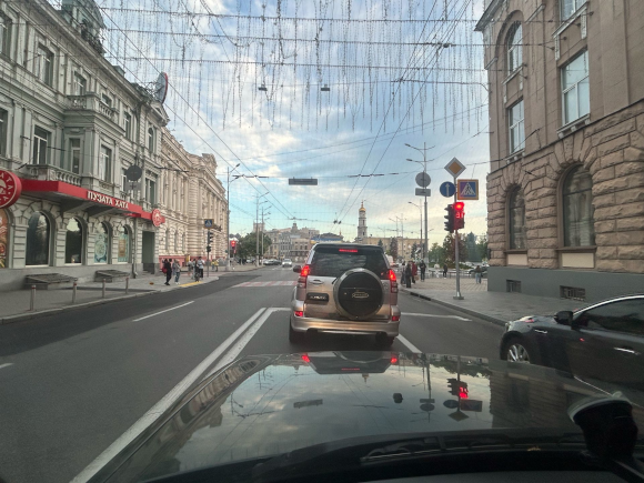 Winkelstraat in Kharkiv tijdens de oorlog.